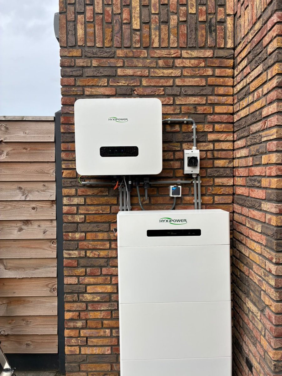 Hyxipower thuisbatterij aan een buitenmuur, geïnstalleerd door Paneco
