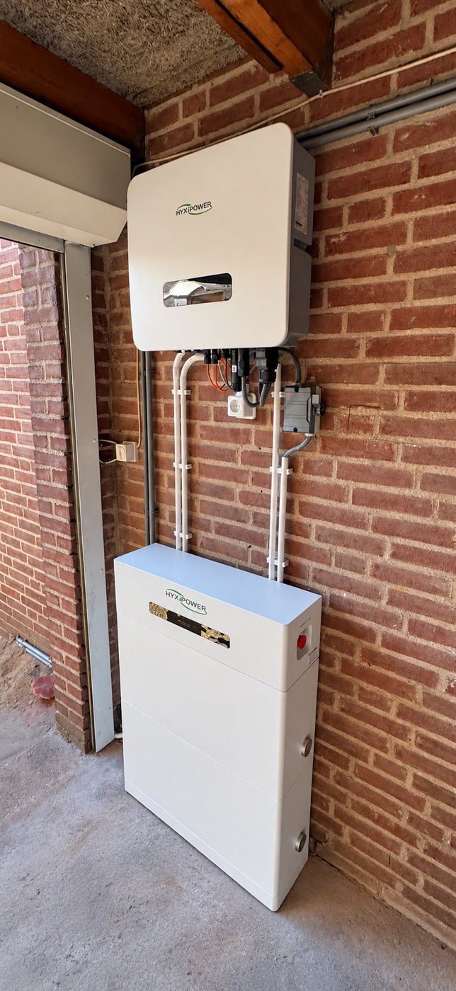 Hyxipower thuisbatterij en omvormer in een garage, geïnstalleerd door Paneco